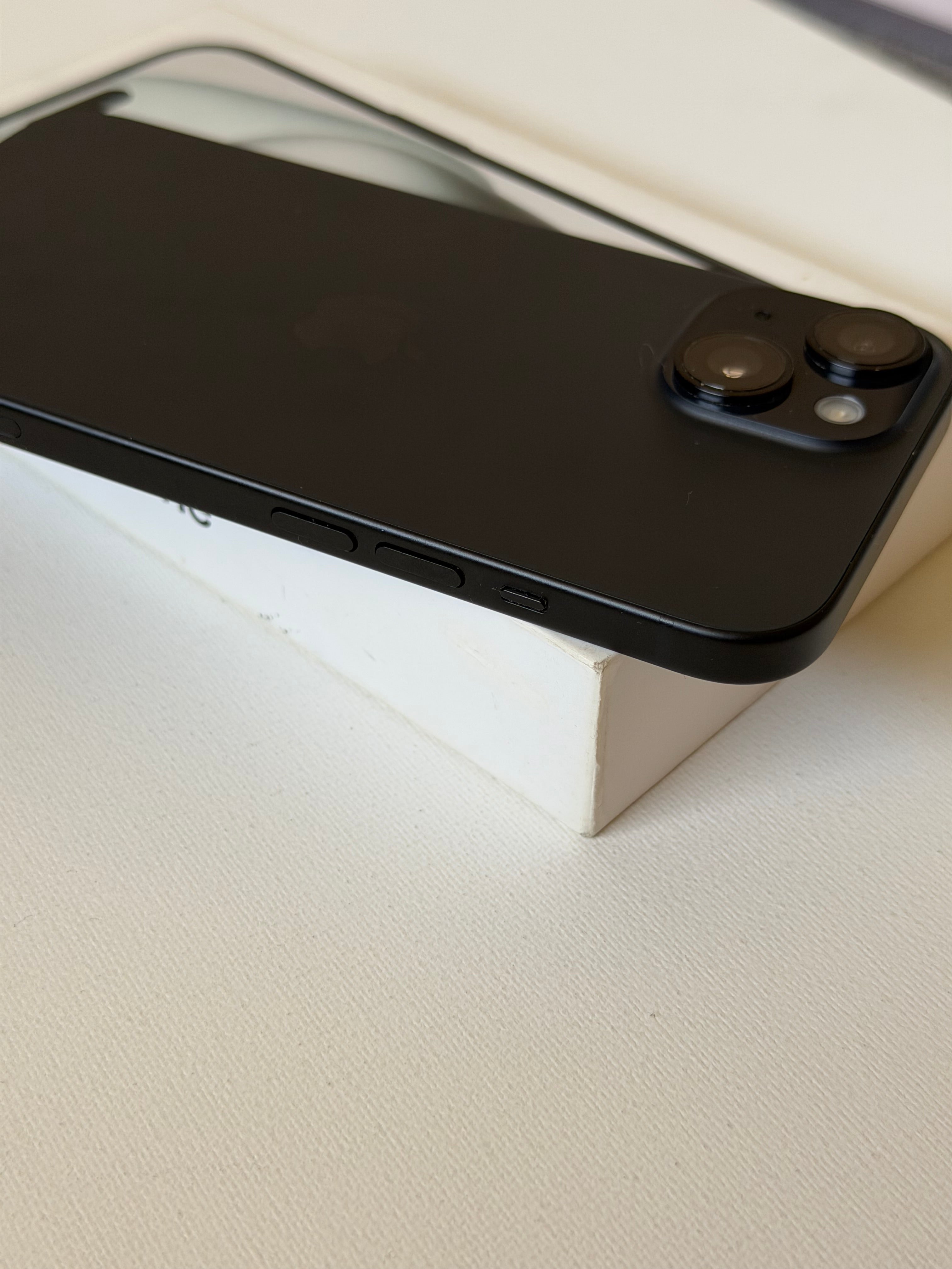 iPhone 15, 85%, czarny