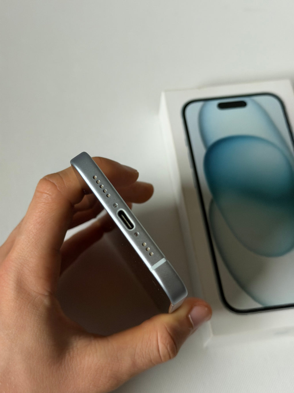 iPhone 15, 81%, niebieski