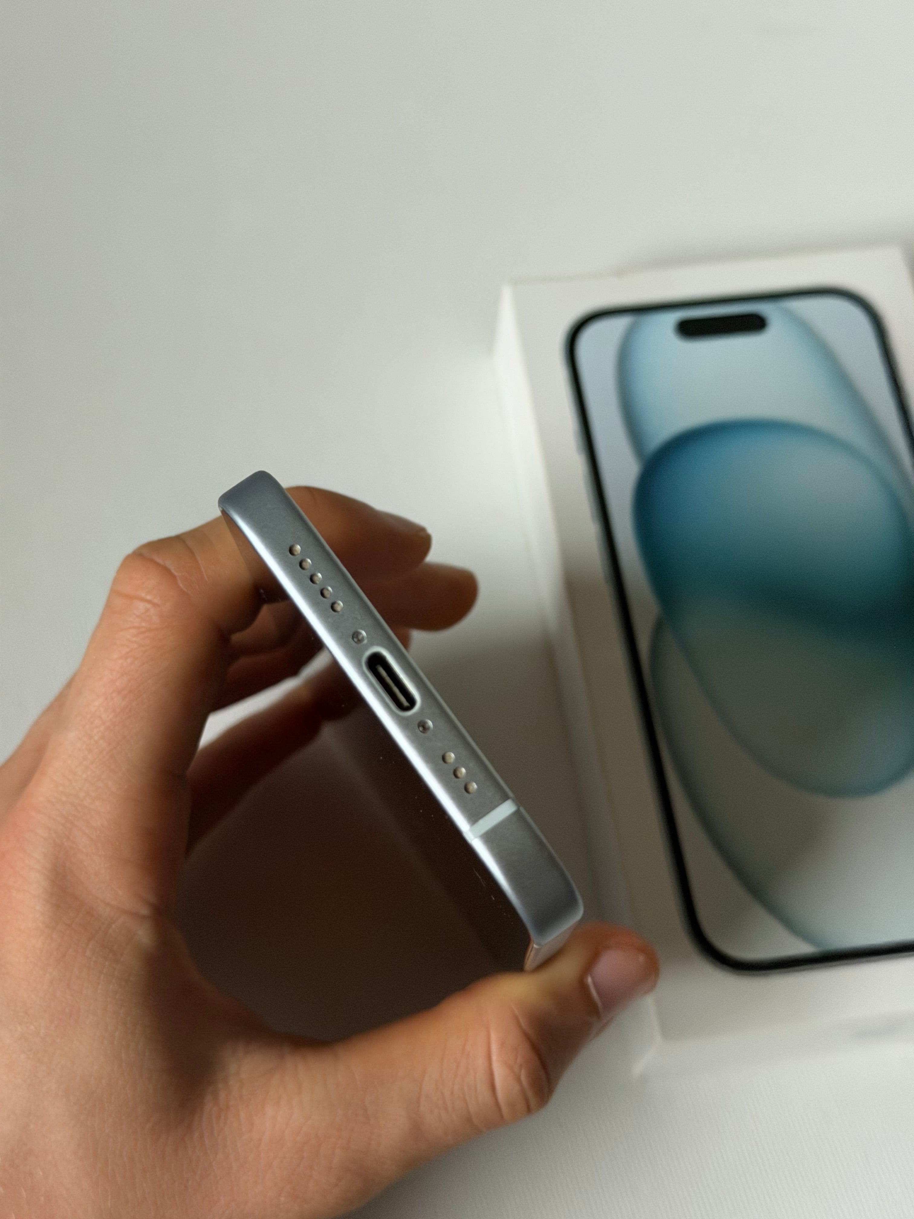 iPhone 15, 81%, niebieski