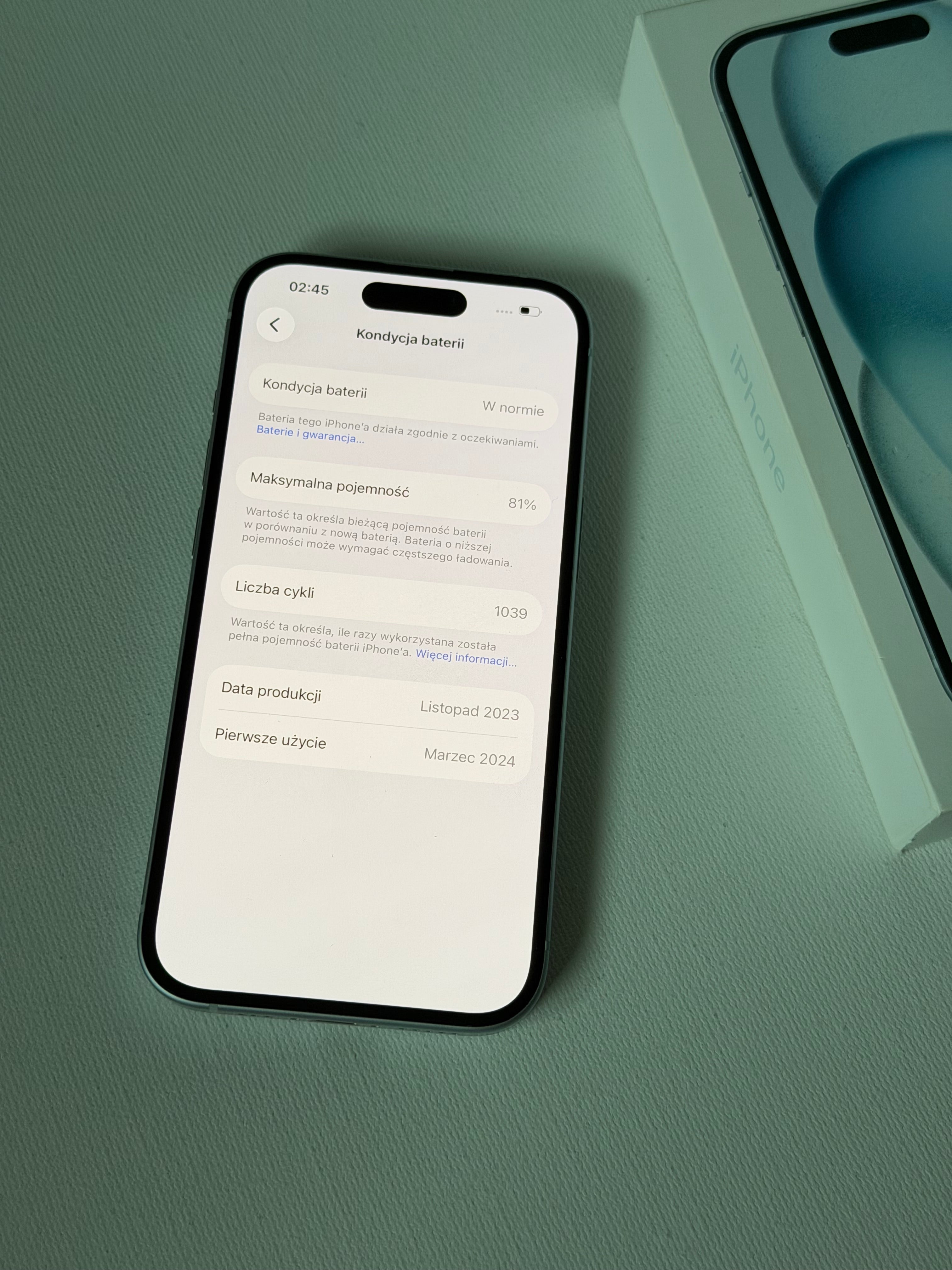 iPhone 15, 81%, niebieski