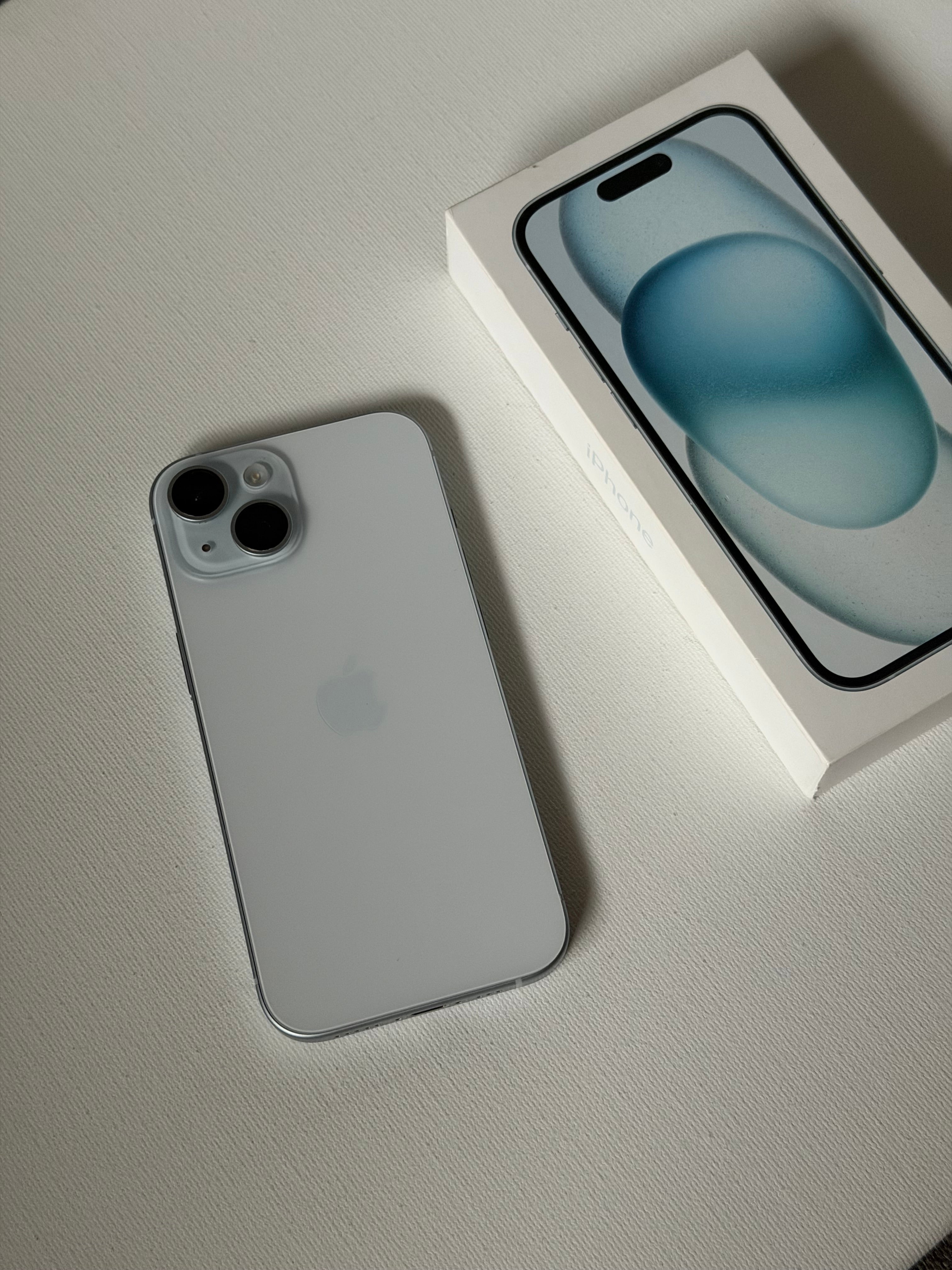 iPhone 15, 81%, niebieski
