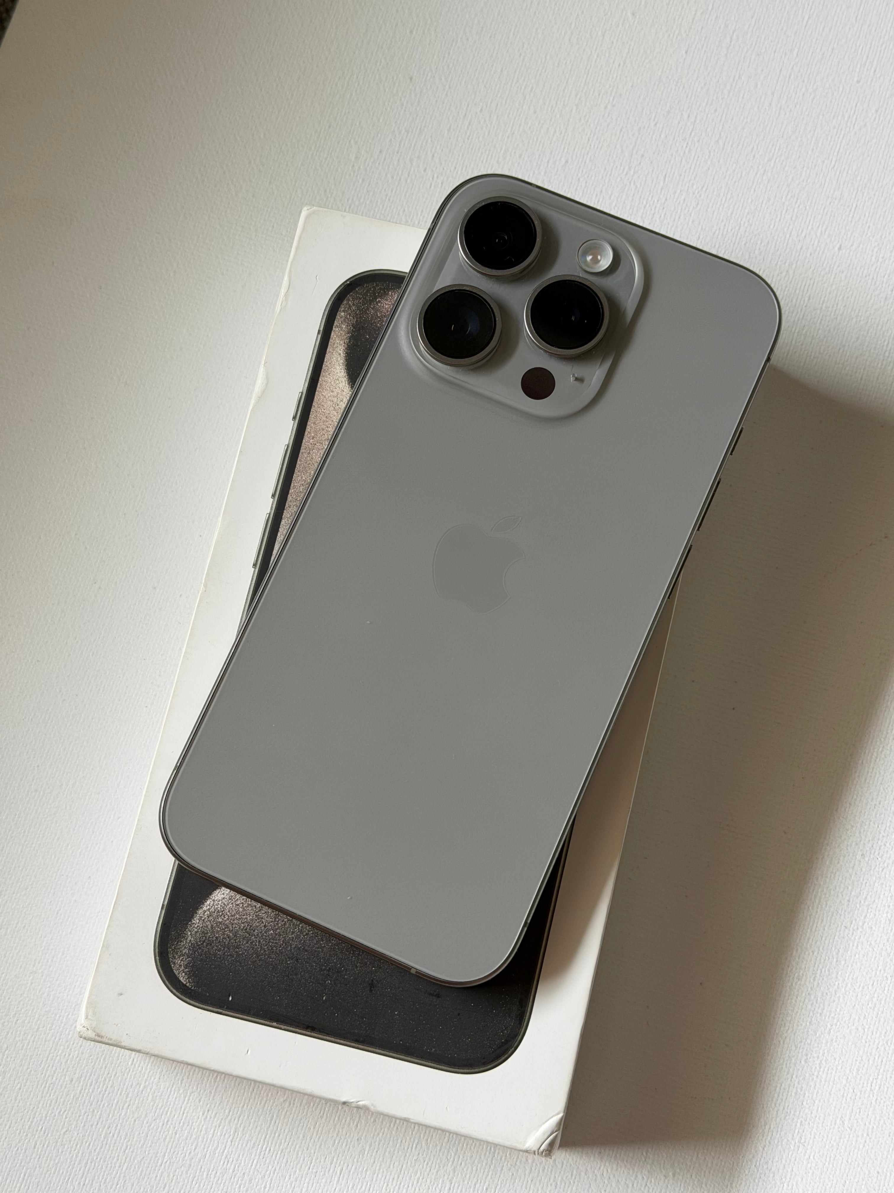 iPhone 15 pro - 85% - srebrny