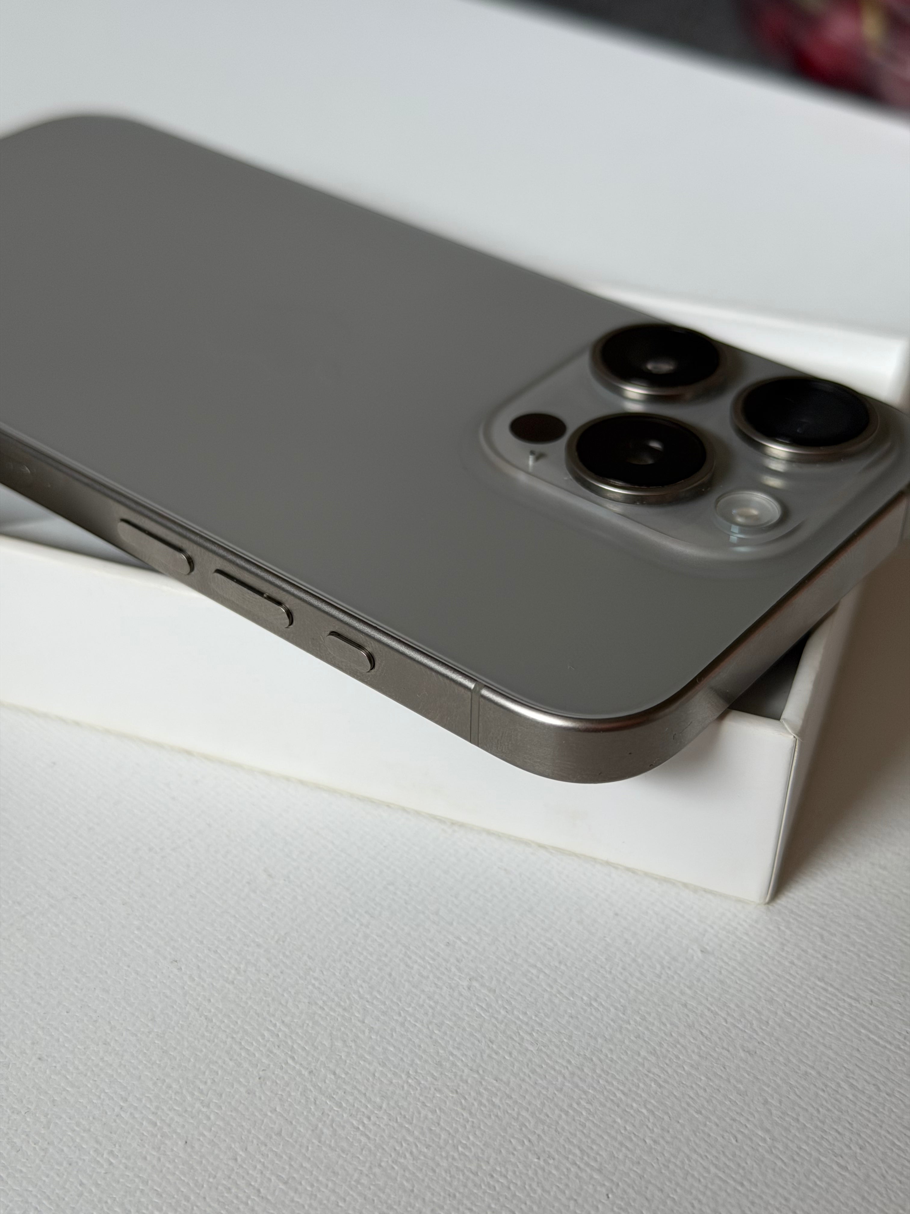 iPhone 15 pro - 85% - srebrny